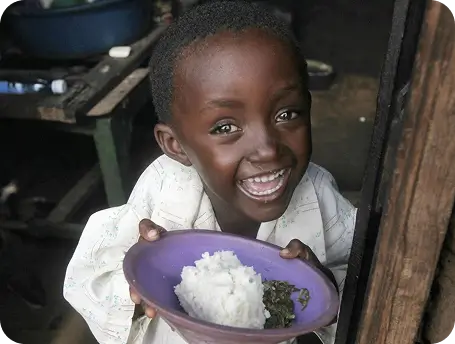 Criança feliz com prato de comida
